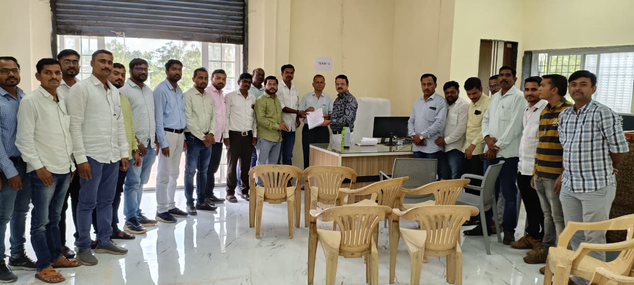 FAEU लातूर झोन कार्यकारिणीचे पत्र उपमुख्य औद्योगिक संबंध अधिकारी लातूर परिमंडळ कार्यालय यांना देत असताना सर्व पदाधिकारी व सभासद.